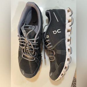 Women’s On Cloud black tennis shoes